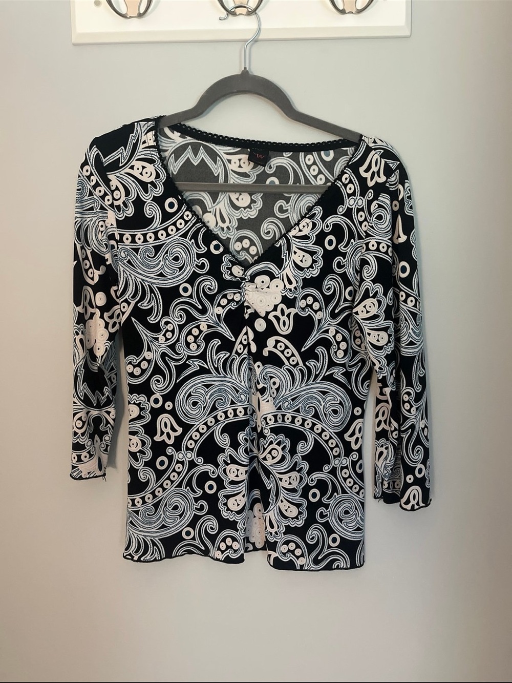 Wrapper Black & White Paisley V-Neck Button-Front Blouse